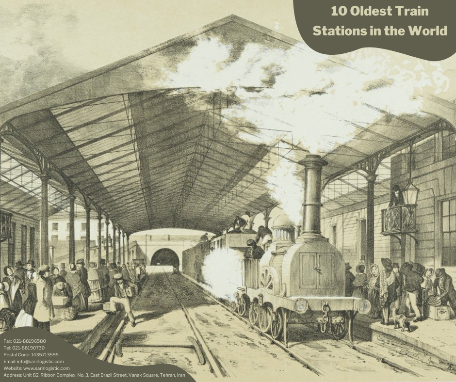 اولین ایستگاه‌های راه‌آهن به شکلی که امروزه می‌شناسیم در اوایل قرن نوزدهم در انگلستان به وجود آمدند. در حالی که بسیاری از این اولین ایستگاه‌ها اکنون از بین‌رفته‌اند، تمام ایستگاه‌های قطار در این لیست به آن دوره زمانی باز می‌گردد. با کمال تعجب، بیشتر این ایستگاه‌ها همچنان فعال هستند. ایستگاه پدینگتون ایستگاه پدینگتون در سال 1838 توسط مهندس عمران مشهور انگلیسی ایزامبارد کینگدام برونل ساخته شد تا به عنوان پایانه لندن برای راه‌آهن عظیم غربی (Great Western Railway) عمل کند. برونل توانست کار خود را در ایستگاه دائمی پدینگتون ادامه دهد و طراحی ایستگاه او به شدت تحت تأثیر قصر کریستال (Crystal Palace) برای نمایشگاه بزرگ سال 1851 قرار گرفت. در طول دهه 1990، ایستگاه پدینگتون به طور گسترده بازسازی شد تا نیازهای مسافران امروز را برآورده کند. ایستگاه راه آهن ویتبسکی ایستگاه راه‌آهن ویتبسکی تنها ایستگاه قطار قدیمی در این لیست است که در انگلستان قرار ندارد. این ایستگاه در ابتدا ایستگاه سنت‌پترزبورگ-تسارسکوسلسکی نام داشت و نخستین ایستگاه قطار ساخته‌شده در کل امپراتوری روسیه بود. ایستگاه راه‌آهن ویتبسکی با حضور نیکلاس اول روسیه در 30 اکتبر 1837، زمانی که اولین قطار روسی به نام پروورنی از سکوی خود به سمت اقامتگاه امپراتوری در تزارسکوئه سلو حرکت کرد، افتتاح شد. در آغاز قرن بیستم، ایستگاه قطار نام فعلی خود، ویتبسکی را دریافت کرد و به شاهکاری از معماری هنر نو تبدیل شد. ایستگاه هارو و ولدستون ایستگاه هارو و ولدستون یکی دیگر از ایستگاه‌های قدیمی در منطقه شهری لندن است. این ایستگاه در تابستان 1837 توسط راه‌آهن لندن و بیرمنگام افتتاح شد. در آن زمان، این منطقه بسیار روستایی بود و بزرگترین سکونتگاه نزدیک، هارو در تپه بود. در پایان قرن نوزدهم، منطقه گسترش یافت و ولدستون به نام ایستگاه اضافه شد. در دهه 1960، بخش‌هایی از ایستگاه هارو و ولدستون به عنوان بخشی از پروژه برق‌رسانی خط اصلی ساحل غربی بازسازی شد. ایستگاه راه آهن یوستون اگرچه ایستگاه راه‌آهن یوستون به سال 1837 بازمی‌گردد، اما نسخه اصلی در دهه 1960 به طور کامل بازسازی شد. ایستگاه یوستون به عنوان پایانه جنوبی خط اصلی ساحل غربی به خیابان لیورپول لایم، منچستر پیکادلی، ادینبورگ ویورلی و گلاسکو مرکزی عمل می‌کند. از آنجایی که ساختمان اصلی ایستگاه یوستون بسیار متمایز بود و دارای یک دروازه طاق بزرگ بود، بازسازی دهه 1960 بسیار بحث برانگیز بود. طراحی جدید منعکس کننده زیبایی‌شناسی مدرن دهه 1960 است و از آن زمان تاکنون هیچ تغییر عمده‌ای در ایستگاه راه آهن یوستون ایجاد نشده است. ایستگاه لاندن بریج ایستگاه پل لندن یا لاندن بریج قدیمی‌ترین ایستگاه قطار در بخش اصلی پایتخت انگلستان است و قدمت آن به پایان سال 1836 بازمی‌گردد. همانطور که از نام آن پیداست، ایستگاه بلافاصله در جنوب شرقی پل لندن واقع شده است. به عنوان یک ایستگاه پر استفاده، ایستگاه پل لندن چندین بار به روز و مدرن شده است. این ایستگاه اخیراً بین سال‌های 2009 و 2017 بازسازی شد و حدود 1 میلیارد پوند (حدود 1.25 میلیارد دلار) هزینه داشت. ایستگاه لیورپول لایم استریت ایستگاه لیورپول لایم استریت در آگوست 1836 افتتاح شد و قدیمی‌ترین ایستگاه خط اصلی پایانه اصلی در جهان است که هنوز در حال کار است. پایانه اصلی راه‌آهن لیورپول و منچستر در خیابان کراون قرارداشت، اما خیلی دور از مرکز شهر بود و خیابان لایم برای مکان پایانه جدید انتخاب شد. از آنجایی که ایستگاه اصلی لیورپول لایم استریت فقط یک سوله چوبی بود، در 184 سال گذشته چندین بار تعویض، بازسازی و نوسازی شده است. ایستگاه راه‌آهن دپتفورد ایستگاه راه‌آهن دپتفورد ممکن است مانند یک ایستگاه کوچک و وصف‌ناپذیر به نظر برسد، اما بخش مهمی از تاریخ لندن است؛ زیرا قدیمی‌ترین ایستگاه قطار در شهر است. ایستگاه دپتفورد برای اولین بار در اوایل سال 1836 به عنوان بخشی از راه آهن لندن و گرینویچ افتتاح شد که به طور گسترده به عنوان نخستین راه‌آهن مسافربری حومه شهر در نظر گرفته می‌شود. ایستگاه دپتفورد از سال 1915 تا 1926 بسته شد و ساختمان اصلی در نهایت تخریب شد. این ساختمان دوم نیز در سال 2011 تخریب شد و با ساختمان فعلی ایستگاه راه آهن دپتفورد جایگزین شد. ایستگاه راه‌آهن هگزام ایستگاه راه‌آهن هگزام سومین ایستگاه راه‌آهن موجود از قدیمی‌ترین ایستگاه‌های جهان به شمار می‌آید. اما دومین ایستگاه راه‌آهن قدیمی است که همچنان مورد استفاده قرار می‌گیرد. این ایستگاه در سال 1835 افتتاح شد و در خط دره تاین واقع شده است که از نیوکاسل بر تاین تا کارلایل امتداد دارد. اکثر ایستگاه‌ها و خطوط مسیر اصلی بسته شده‌اند که منجر به کوچک‌شدن ایستگاه راه‌آهن هگزام شده است. در سال‌های اخیر، منطقه مجاور برای کمک به احیای ایستگاه راه‌آهن هگزام بازسازی شده است. ایستگاه راه‌آهن براد گرین ایستگاه راه‌آهن براد گرین نیز در 15 سپتامبر 1830 به عنوان بخشی از راه‌آهن لیورپول و منچستر افتتاح شد. اگرچه این سایت از سال 1830 به طور مداوم مورد استفاده قرار گرفته است، اما هیچ یک از ساختمان‌های ایستگاه فعلی، ساختمان‌های اصلی این ایستگاه نیستند و به دهه 1970 بازمی‌گردند. به همین دلیل است که ایستگاه راه‌آهن برود گرین با وجود اینکه قدیمی‌ترین ایستگاه در حال کار است، در رتبه دوم فهرست قرار دارد. تمامی سکوهای اصلی این ایستگاه نیز تعویض شده‌اند. ایستگاه لیورپول رود ایستگاه لیورپول رود در 15 سپتامبر 1830 افتتاح شد و آن را به قدیمی‌ترین ایستگاه قطار موجود در جهان تبدیل کرد. اگرچه ساختمان ایستگاه هنوز پابرجاست و به خوبی حفظ شده است، اما از سال 1975 مورد استفاده قرار نگرفته است. امروزه ساختمان ایستگاه لیورپول رود و انبارهای راه‌آهن تاریخی مجاور آن بخشی از موزه علم و صنعت در منچستر هستند. https://www.oldest.org/technology/train-stations/